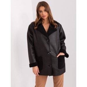 Černý koženkový kabát s kapsami LK-KR-509454.97P-black Velikost: L/XL