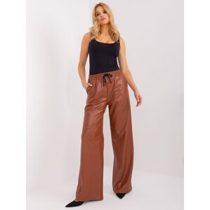 Hnědé zvonové koženkové kalhoty -LK-SP-509453.47-light brown Velikost: L/XL